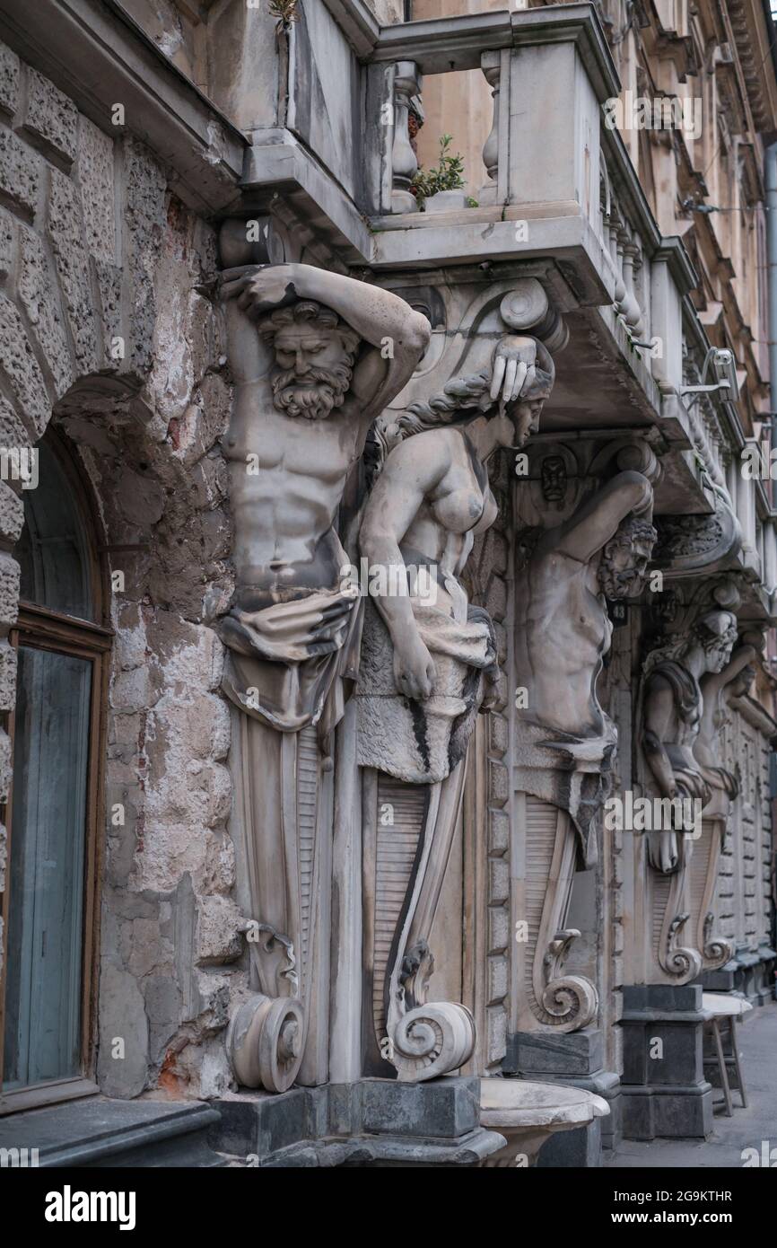 Atlanteans supportant un balcon en marbre. Banque D'Images