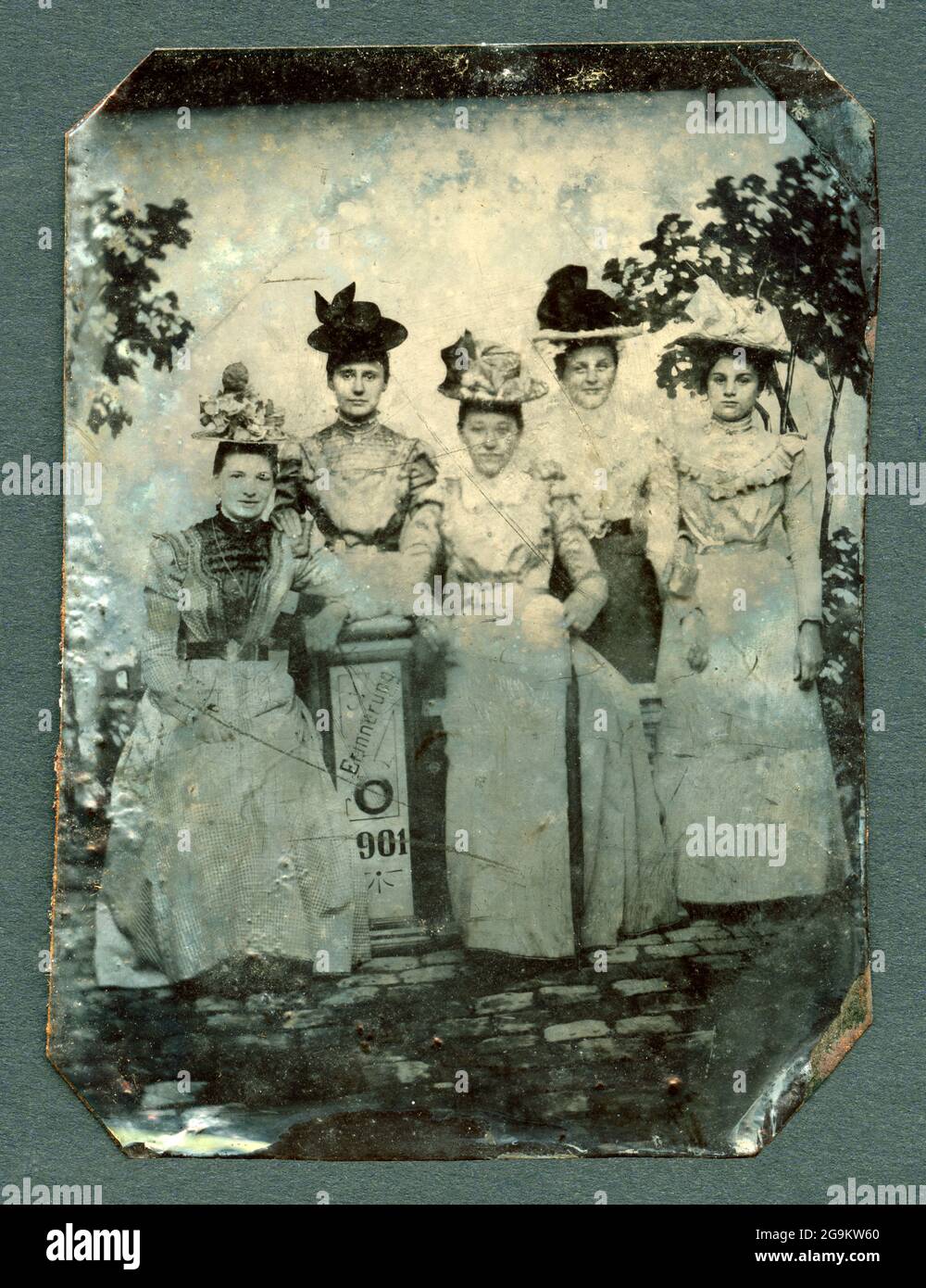 Tintype avec cinq jeunes femmes, 1901, photographe inconnu , DROITS-SUPPLÉMENTAIRES-AUTORISATION-INFO-NON-DISPONIBLE Banque D'Images
