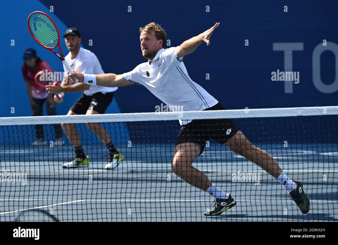 Tokio, Japon. 27 juillet 2021. Tennis: Olympia, hommes, doubles, 2ème tour, Krawietz/Pütz (Allemagne) contre Murray/Salisbury (Grande-Bretagne), Ariake tennis court. Kevin Krawietz (r) et Tim Pütz en action. Credit: Marijan Murat/dpa/Alamy Live News Banque D'Images