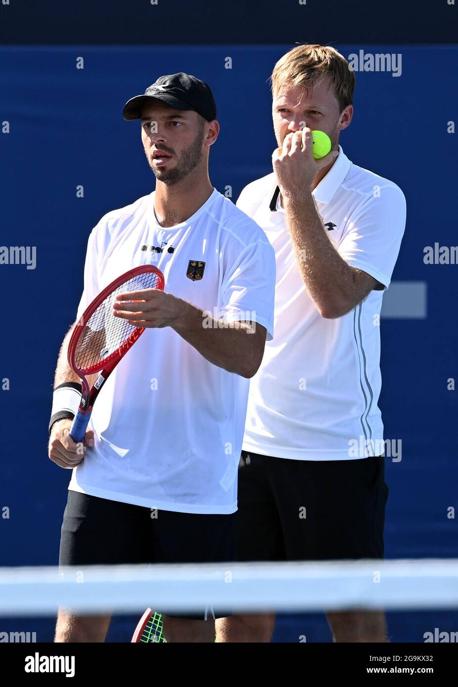 Tokio, Japon. 27 juillet 2021. Tennis: Olympia, hommes, doubles, 2ème tour, Krawietz/Pütz (Allemagne) contre Murray/Salisbury (Grande-Bretagne), Ariake tennis court. Kevin Krawietz (r) et Tim Pütz discutent. Credit: Marijan Murat/dpa/Alamy Live News Banque D'Images