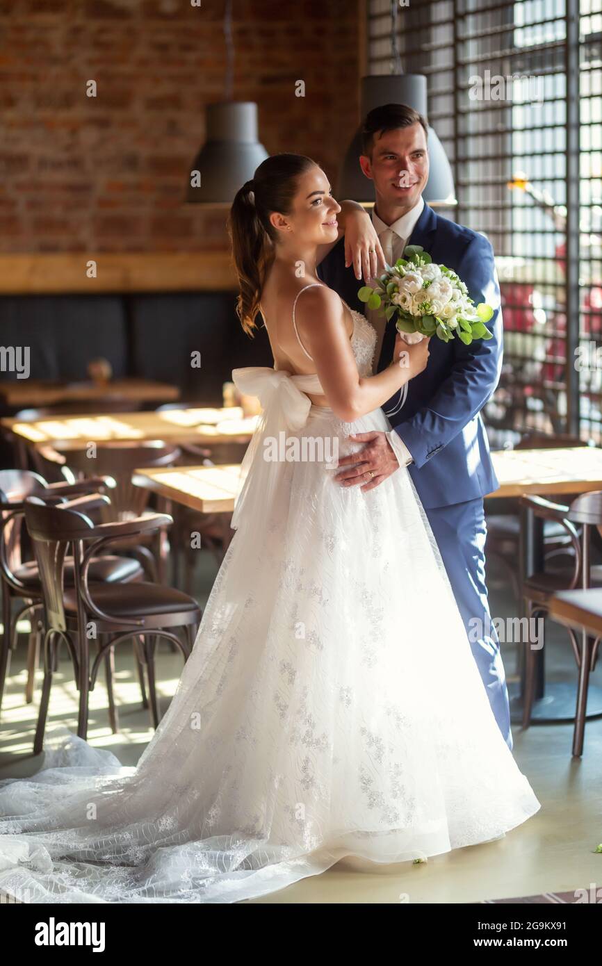 Un couple élégant prend une photo au restaurant après la cérémonie. Banque D'Images