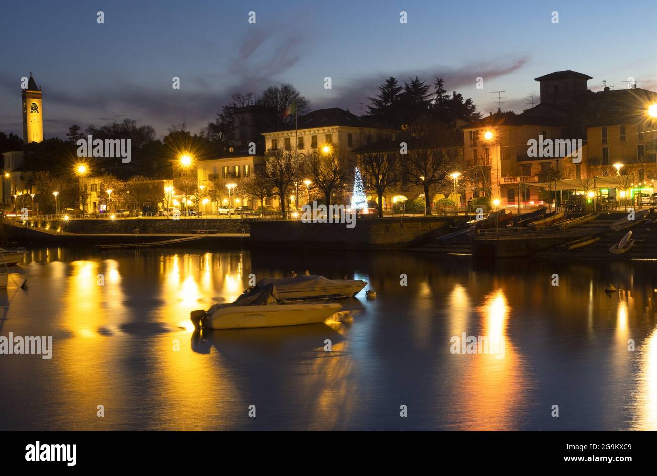 Paysage d'hiver du lac majeur dans le Piémont. Les rues de Lesa, village touristique pittoresque, illuminées après le coucher du soleil.Italie Banque D'Images