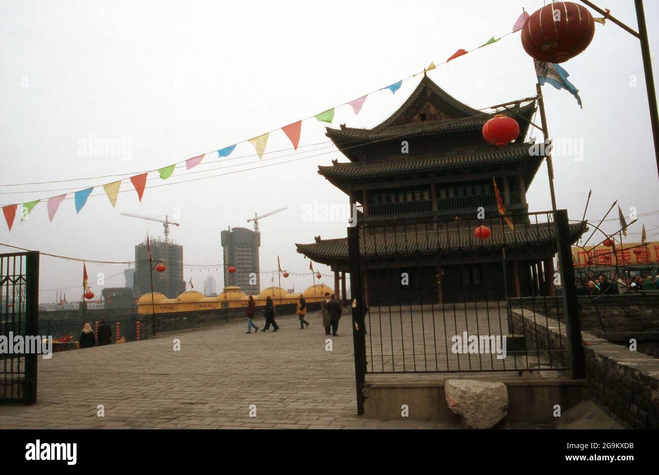 Pagode vor Hochhäusern à Pékin, Chine 1998. Pagode devant les gratte-ciel à Beijing, Chine 1998. Banque D'Images