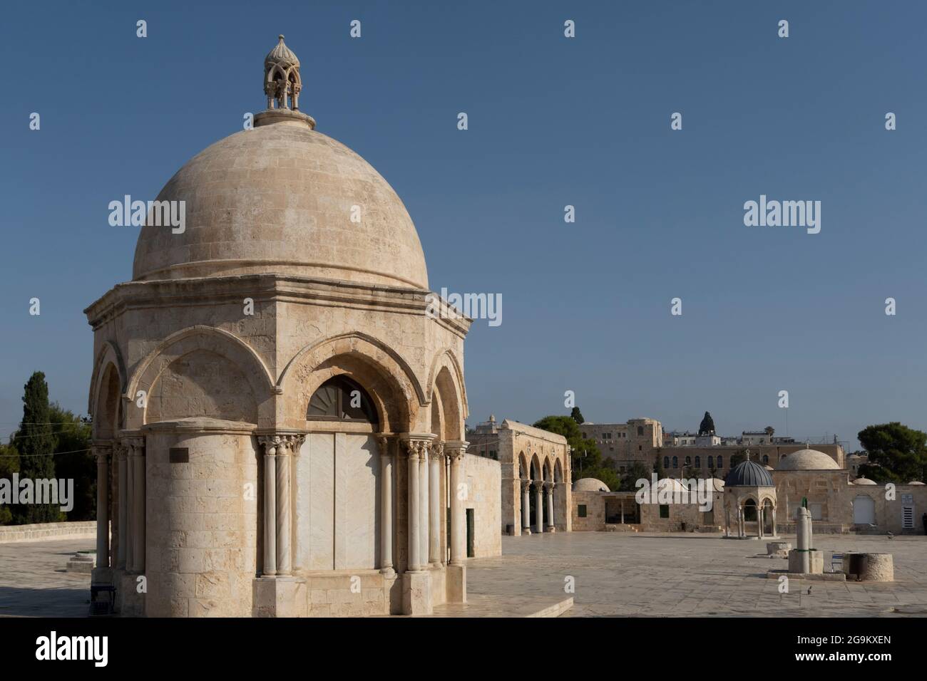 Vue sur le Dôme de l'Ascension Qubbat al-Miraj ou Mieradj construit par les Croisés et rénové pendant la période de la dynastie Ayyubid (XIIe siècle) se tenant juste au nord du Dôme du Rocher dans le Mont du Temple connu des musulmans comme le Haram esh-Sharif dans la vieille ville est Jérusalem Israël Banque D'Images