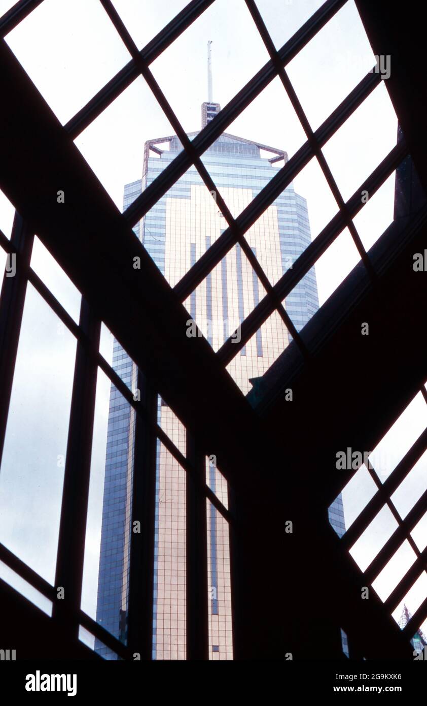 Hochhaus 'Central Plaza' à Hongkong, gesehen durch ein Glasdach, Chine 1998. Gratte-ciel « Central Plaza » vu à travers un toit en verre à Hong Kong, Chine 1998. Banque D'Images