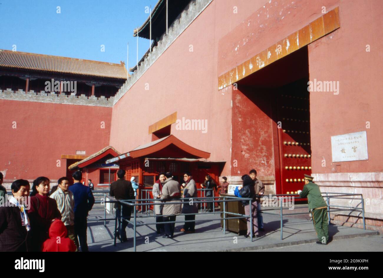 Hinter dem Tor des Himmlischen Friedens auf dem Platz des Himmlischen Friedens in Peking, Chine 1998. Derrière la porte de la paix céleste sur la place Tiananmen à Beijing, Chine 1998. Banque D'Images