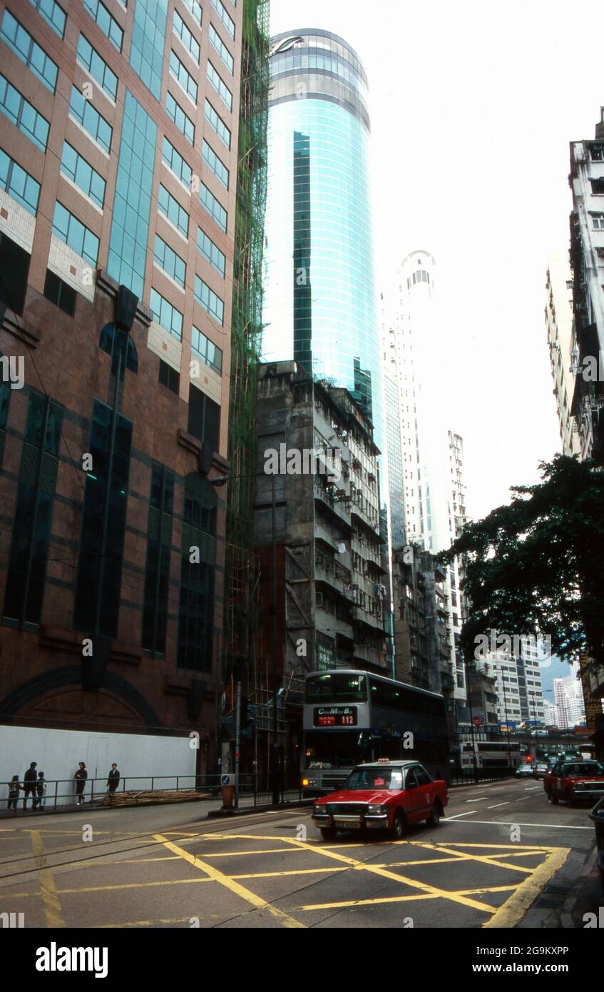 Straßenverkehr im Großstadtdschungel in der Innenstadt von Hongkong, Chine 1998. Circulation dans une rue dans le centre-ville de Hong Kong, Chine 1998. Banque D'Images