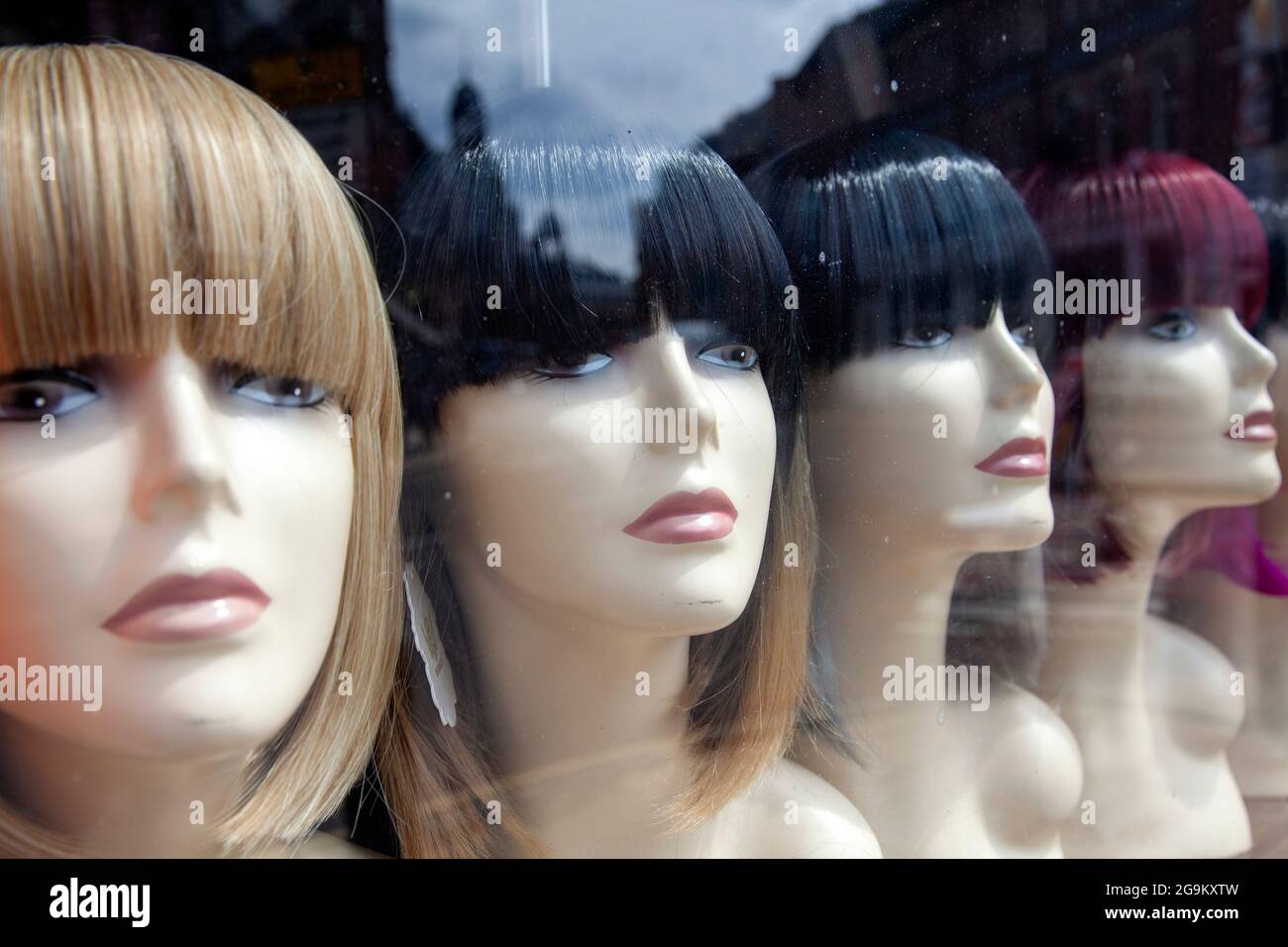 Mannequins affichant des ailes dans la fenêtre de l'atelier Banque D'Images