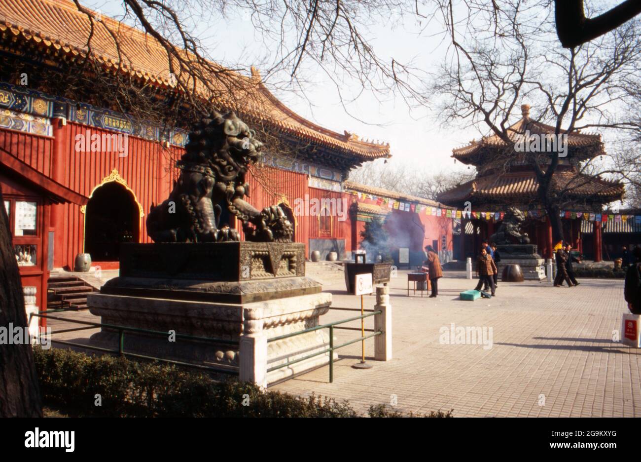 Gläubige opfern Weihrauch vor dem Yonghe Tempel à Pékin, Chine 1998. Croyants tirant des bâtons parfumés à l'entrée du temple Yonghe à Beijing, Chine 1998. Banque D'Images