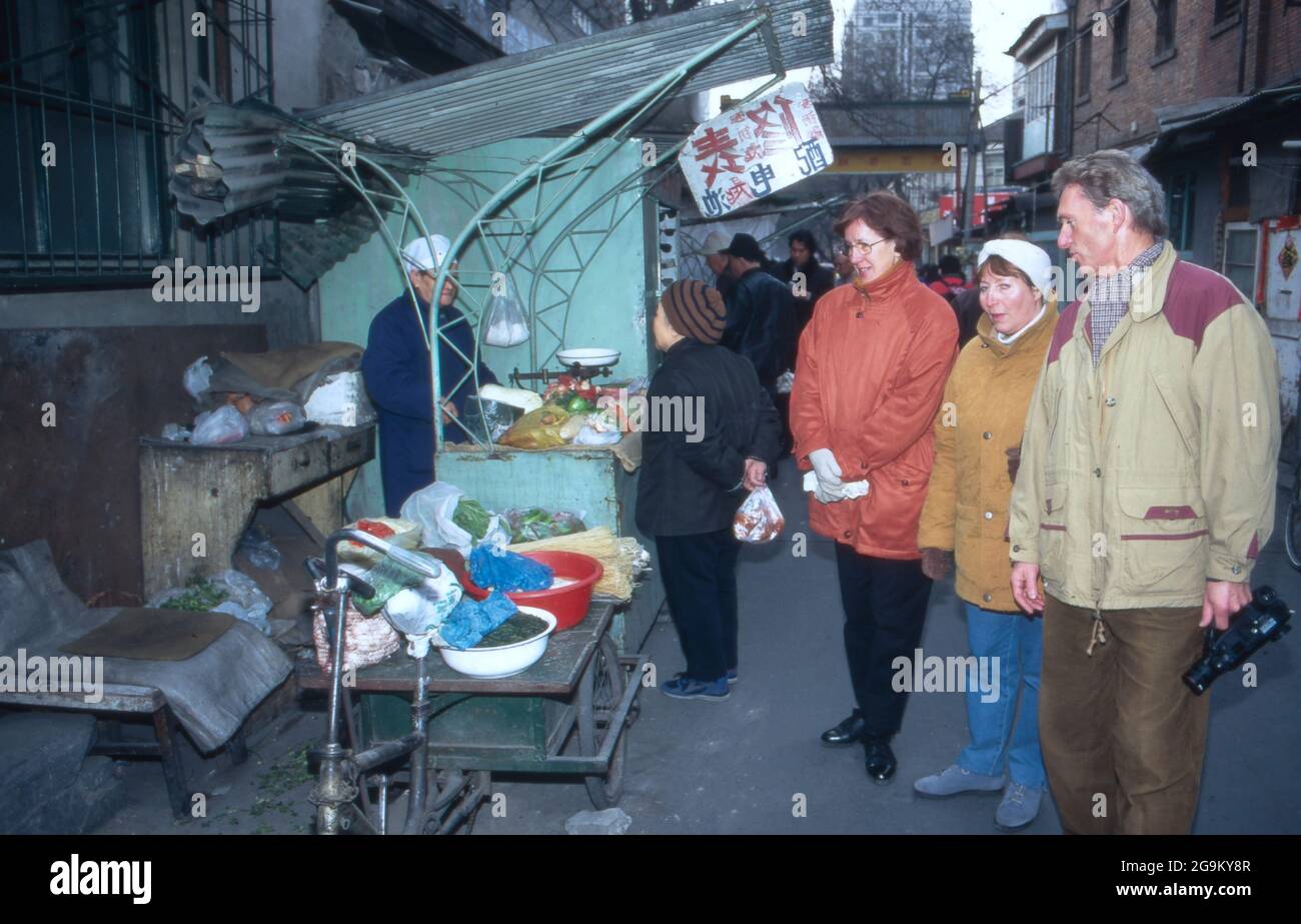 Europäische Touristen an einem Marktstand in der Stadt Peking, Chine 1998. Touristes européens sur un stand de marché à la ville de Beijing, Chine 1998. Banque D'Images
