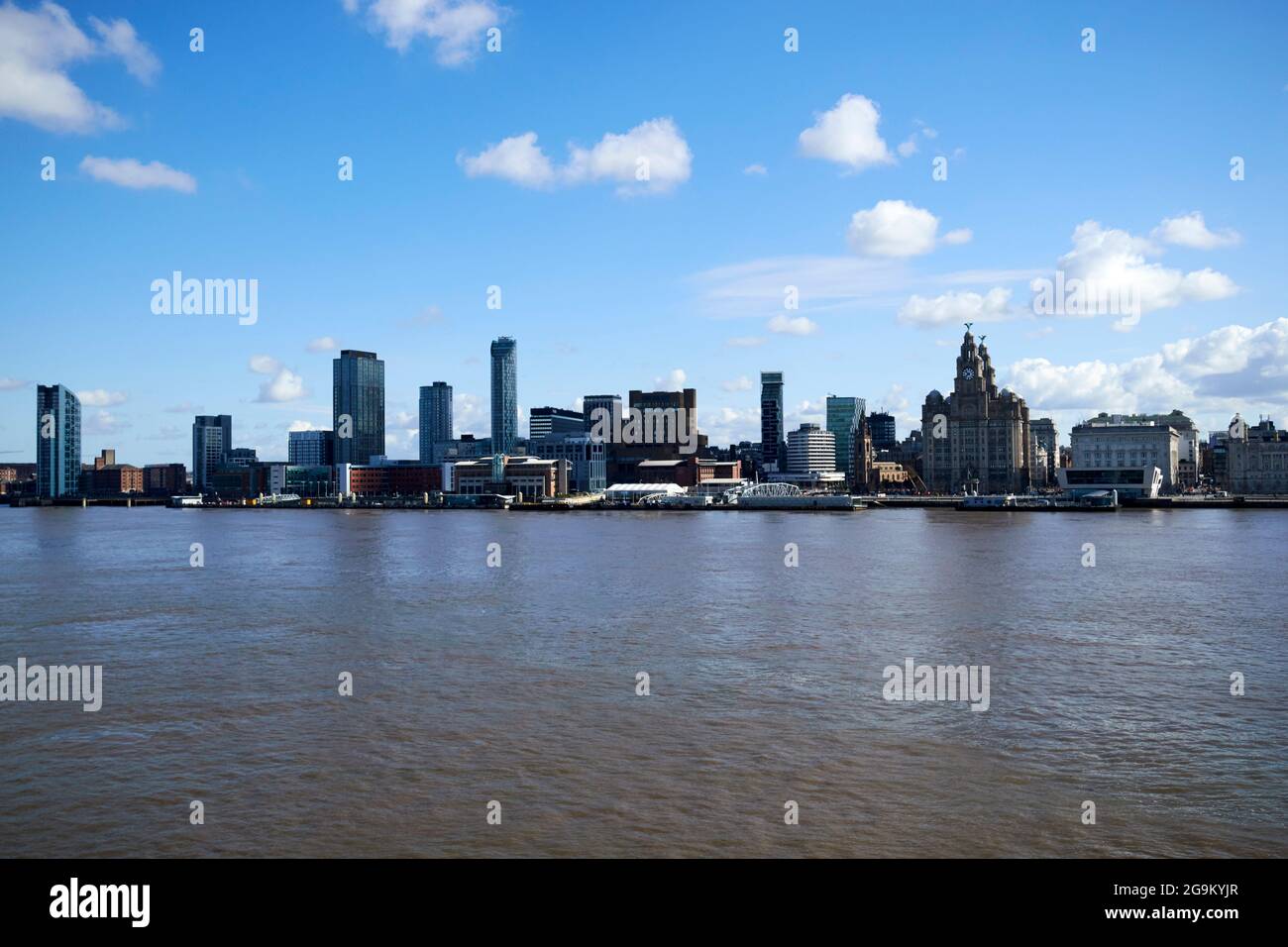 vue sur le centre-ville de liverpool, de l'autre côté de la rivière mersey, depuis birkenhead liverpool, angleterre, royaume-uni Banque D'Images