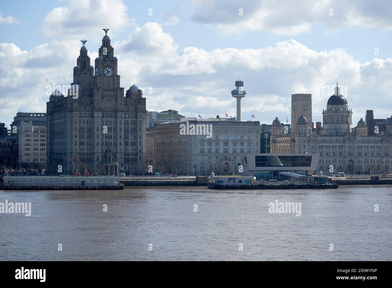 bâtiment à trois grâces et terminal de ferry mersey, centre-ville de liverpool, vue sur les gratte-ciel de mersey depuis birkenhead liverpool, angleterre Banque D'Images