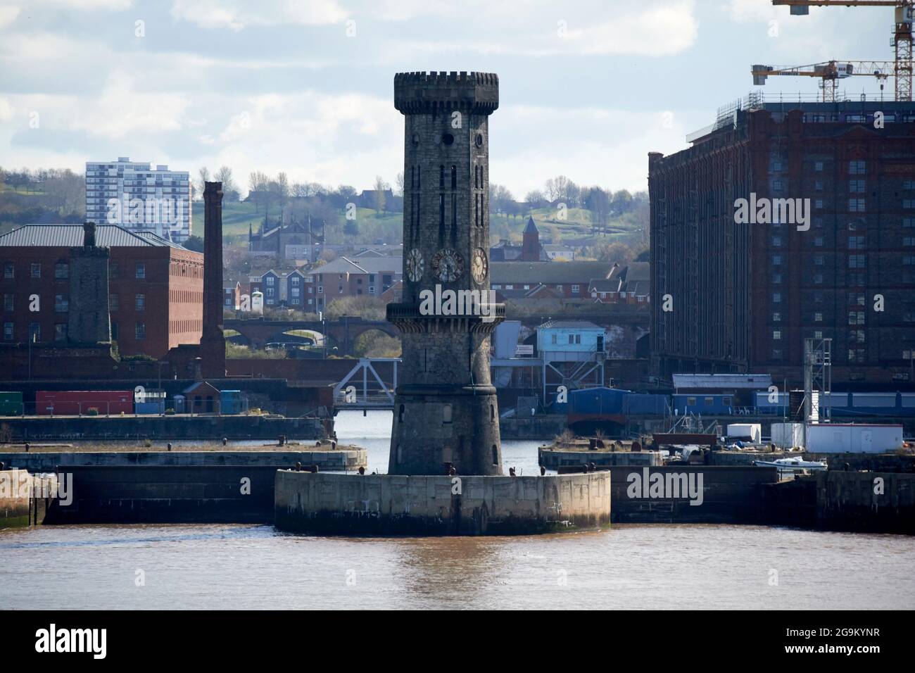 vue sur la tour victoria au quai de collingwood depuis la rivière mersey liverpool angleterre Banque D'Images