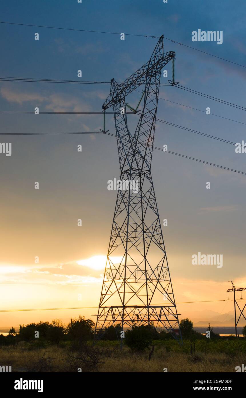 ligne électrique haute tension silhouette au coucher du soleil Banque D'Images