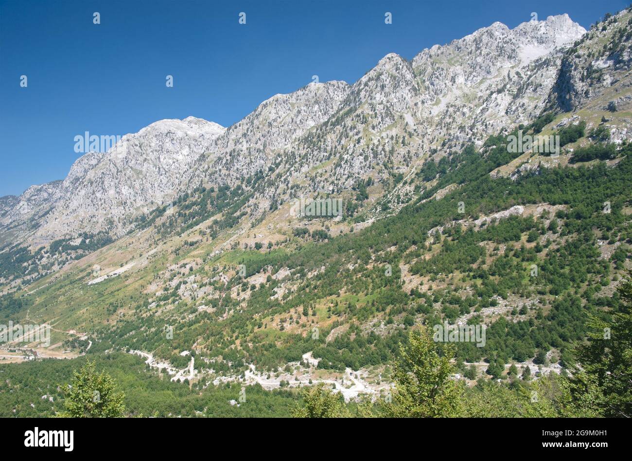 chaîne de montagnes albanaise le long de la route menant au parc national de Theth Banque D'Images