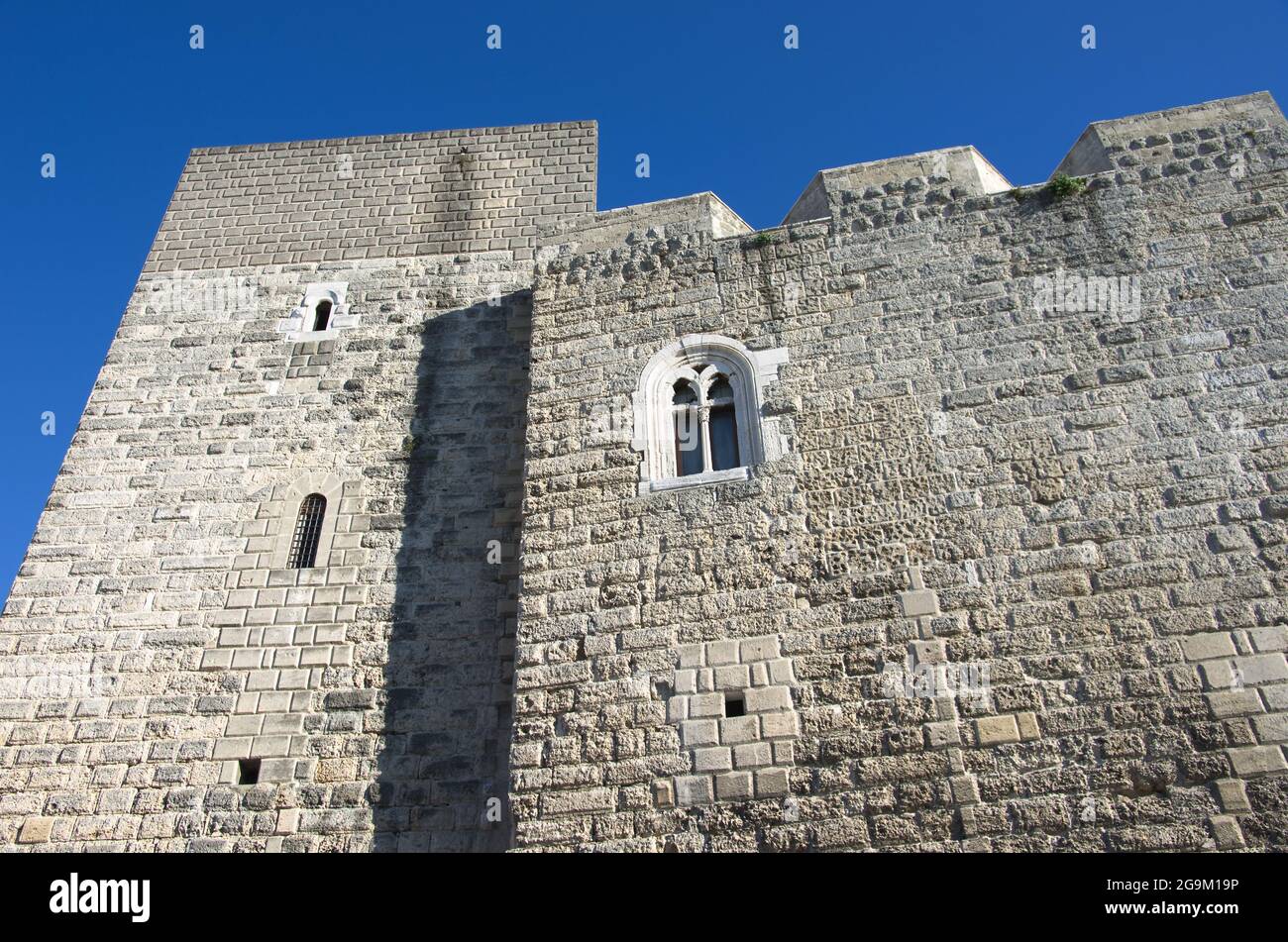 Une fenêtre aux murs fortifiés du château normand-souabe dans la vieille ville de Bari Banque D'Images