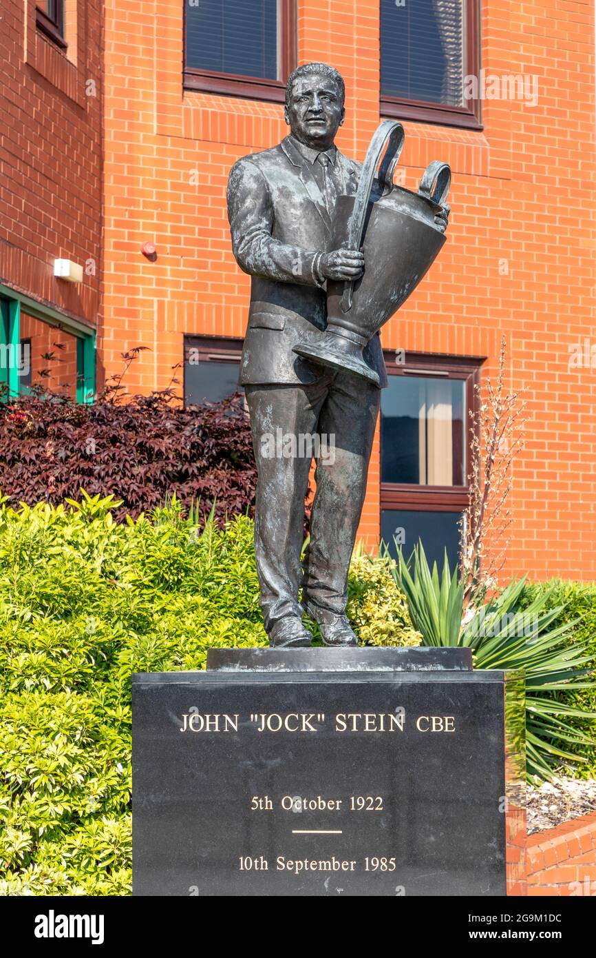 Statue de John Jock Stein, un célèbre responsable de football qui a entraîné le Celtic, l'équipe de football écossaise basée à Glasgow. La statue se trouve à l'extérieur de Parkhead Banque D'Images