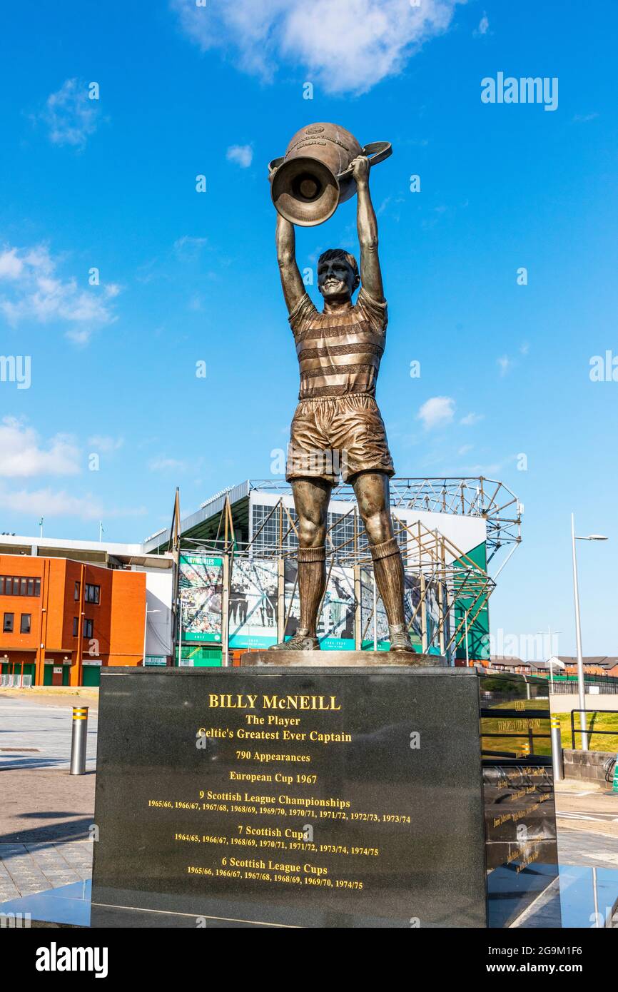 Statue de Billy McNeill un footballeur célèbre qui a joué pour Celtic, l'équipe de football écossaise basée à Glasgow. La statue se trouve à l'extérieur du parc Celtic Parkhead Banque D'Images