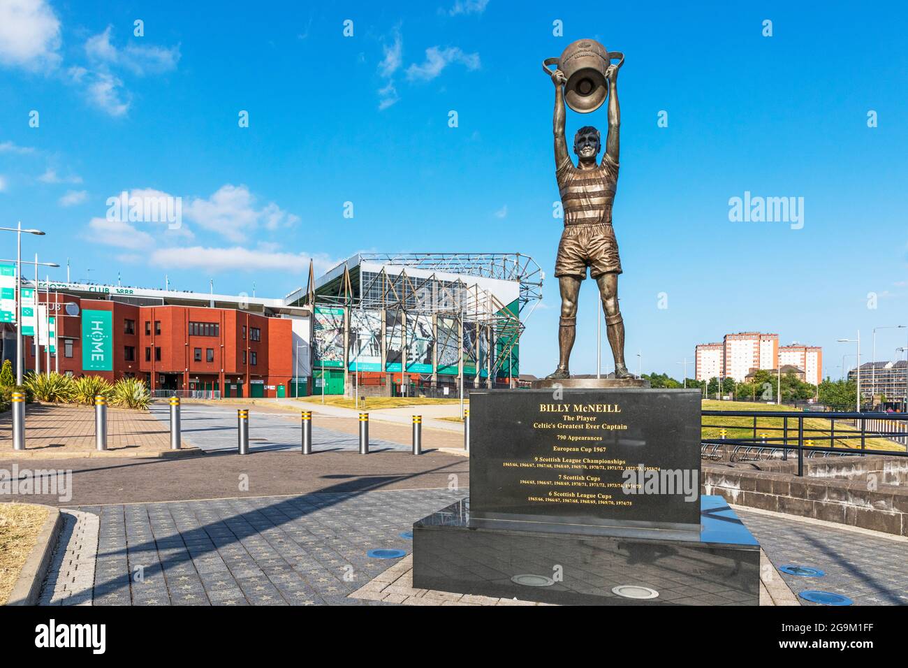 Statue de Billy McNeill un footballeur célèbre qui a joué pour Celtic, l'équipe de football écossaise basée à Glasgow. La statue se trouve à l'extérieur du parc Celtic Parkhead Banque D'Images