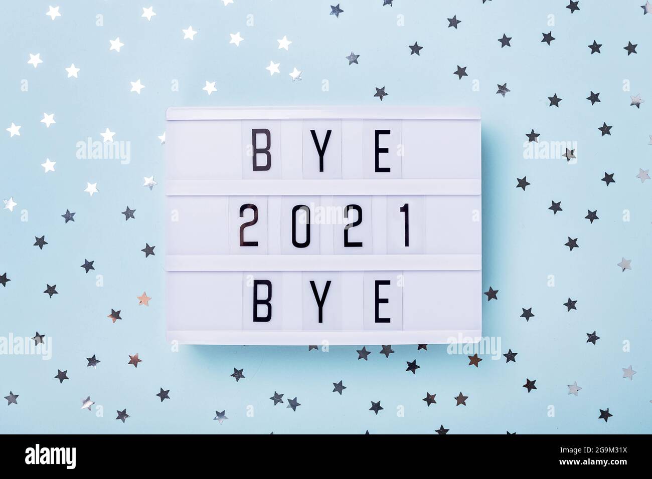 Visionneuse avec texte BYE BYE 2021 sur fond bleu. Vue de dessus. Célébration du nouvel an. Concepts de la bonne année 2022 - image Banque D'Images