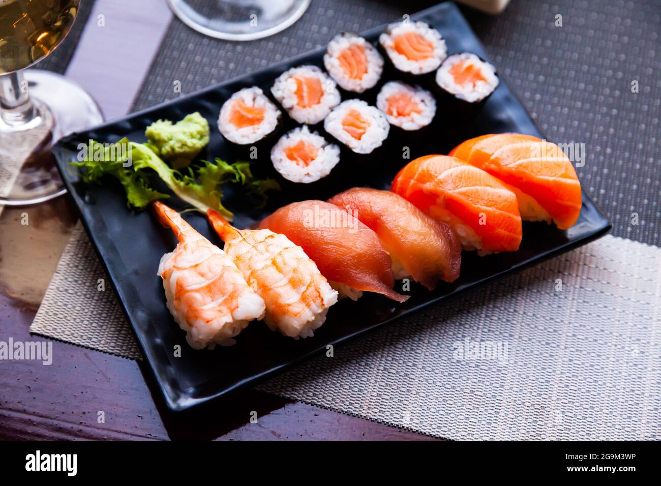 Divers sushis servis sur une assiette noire. La nourriture japonaise, personne Banque D'Images