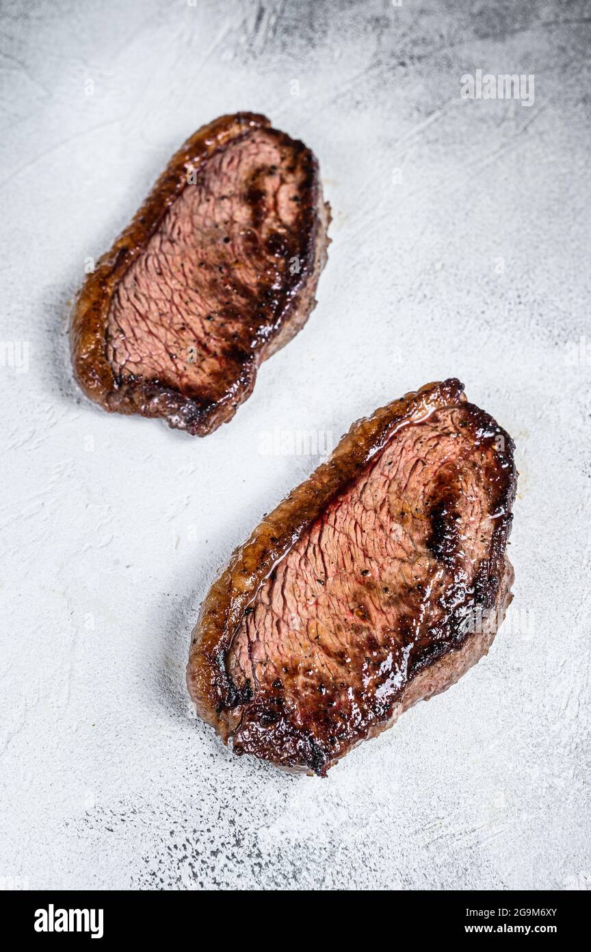 Chapeau de sirloin grillé ou steak de picanha. Arrière-plan blanc. Vue de dessus Banque D'Images