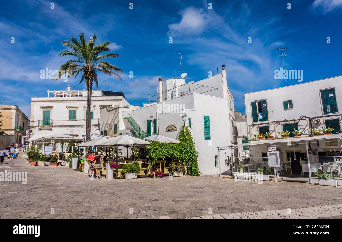 Otranto, Italie - 7 septembre 2017 : belles rues de la vieille ville d'Otranto, Apulia, Italie. Petites ruelles typiques avec des bâtiments blancs lors d'une journée ensoleillée d'été. Banque D'Images