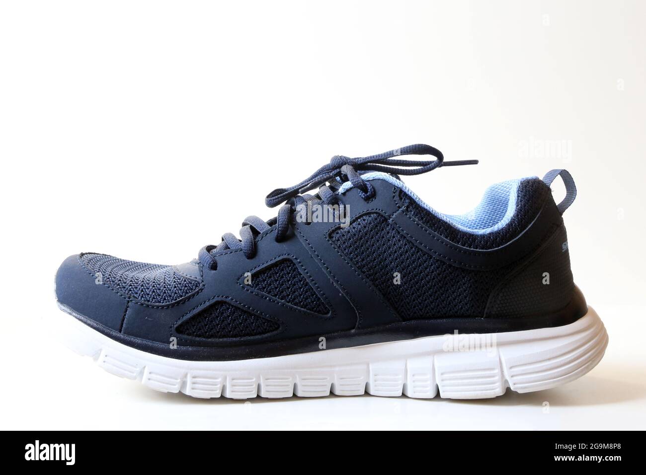 Sneakers de marque Skechers pantaillées sur fond blanc Banque D'Images
