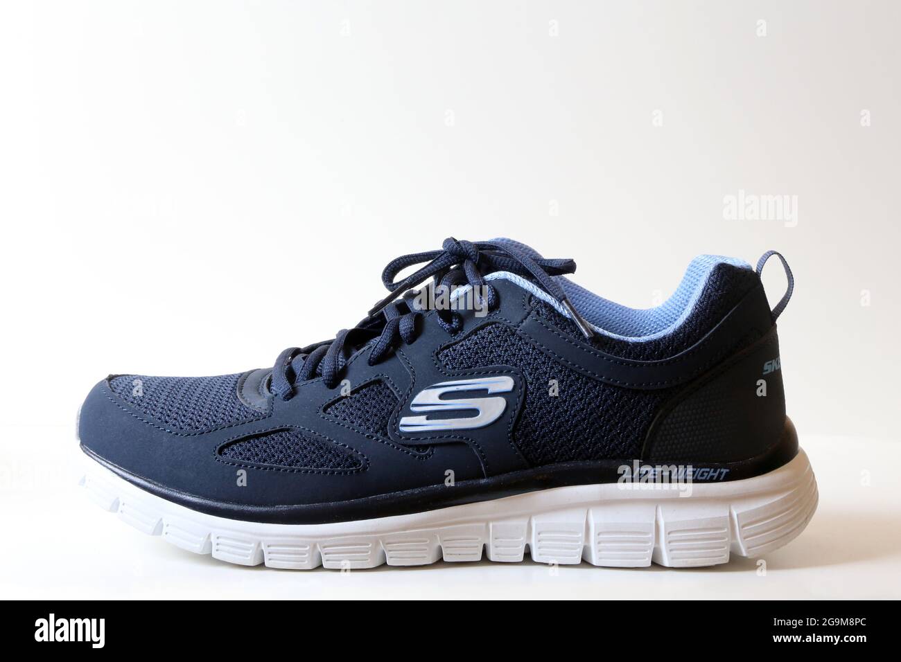 Sneakers de marque Skechers pantaillées sur fond blanc Banque D'Images