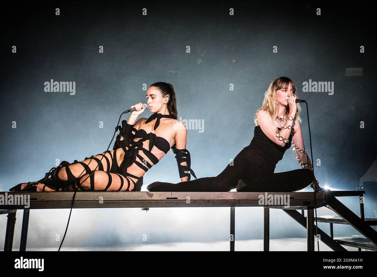 Roskilde, Danemark. 24 juin 2021. Le duo de producteurs norvégiens Smerz donne un concert en direct pendant les Roskilde Summer Days 2021, une alternative au populaire festival de musique danois Roskilde Festival. Le duo est composé de deux chanteurs, musiciens et compositeurs Henriette Motzfeldt et Catharina Stoltenberg. (Crédit photo: Gonzales photo - Thomas Rasmussen). Banque D'Images