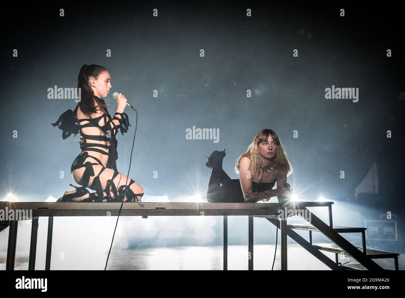 Roskilde, Danemark. 24 juin 2021. Le duo de producteurs norvégiens Smerz donne un concert en direct pendant les Roskilde Summer Days 2021, une alternative au populaire festival de musique danois Roskilde Festival. Le duo est composé de deux chanteurs, musiciens et compositeurs Henriette Motzfeldt et Catharina Stoltenberg. (Crédit photo: Gonzales photo - Thomas Rasmussen). Banque D'Images