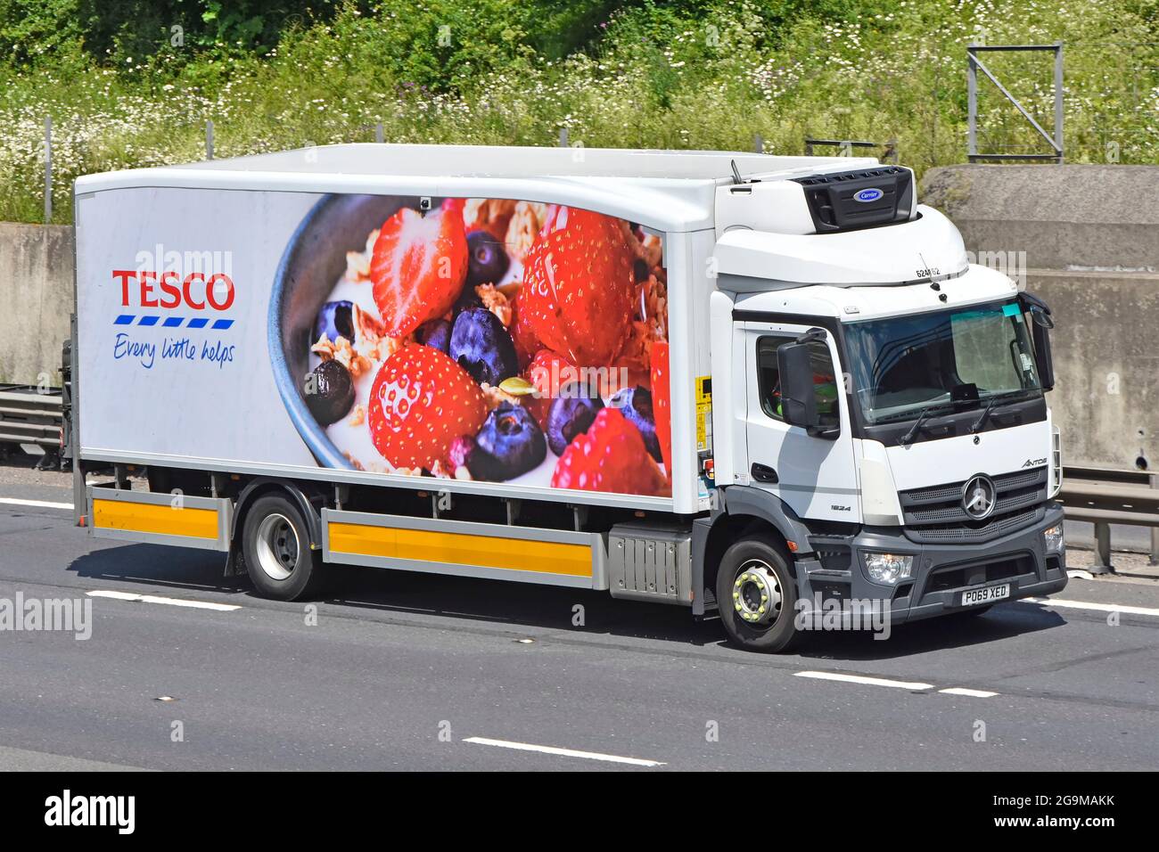 Le secteur de la chaîne d'approvisionnement alimentaire de Tesco utilise un camion Mercedes à empattement court pour les livraisons dans les petits magasins de métro et de supermarché express sur l'autoroute du Royaume-Uni Banque D'Images