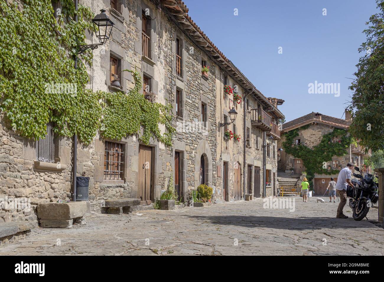 RUPIT, ESPAGNE-24 JUILLET 2021 : rue d'architecture médiévale dans le village de Rupit en Catalogne, Osona. Banque D'Images