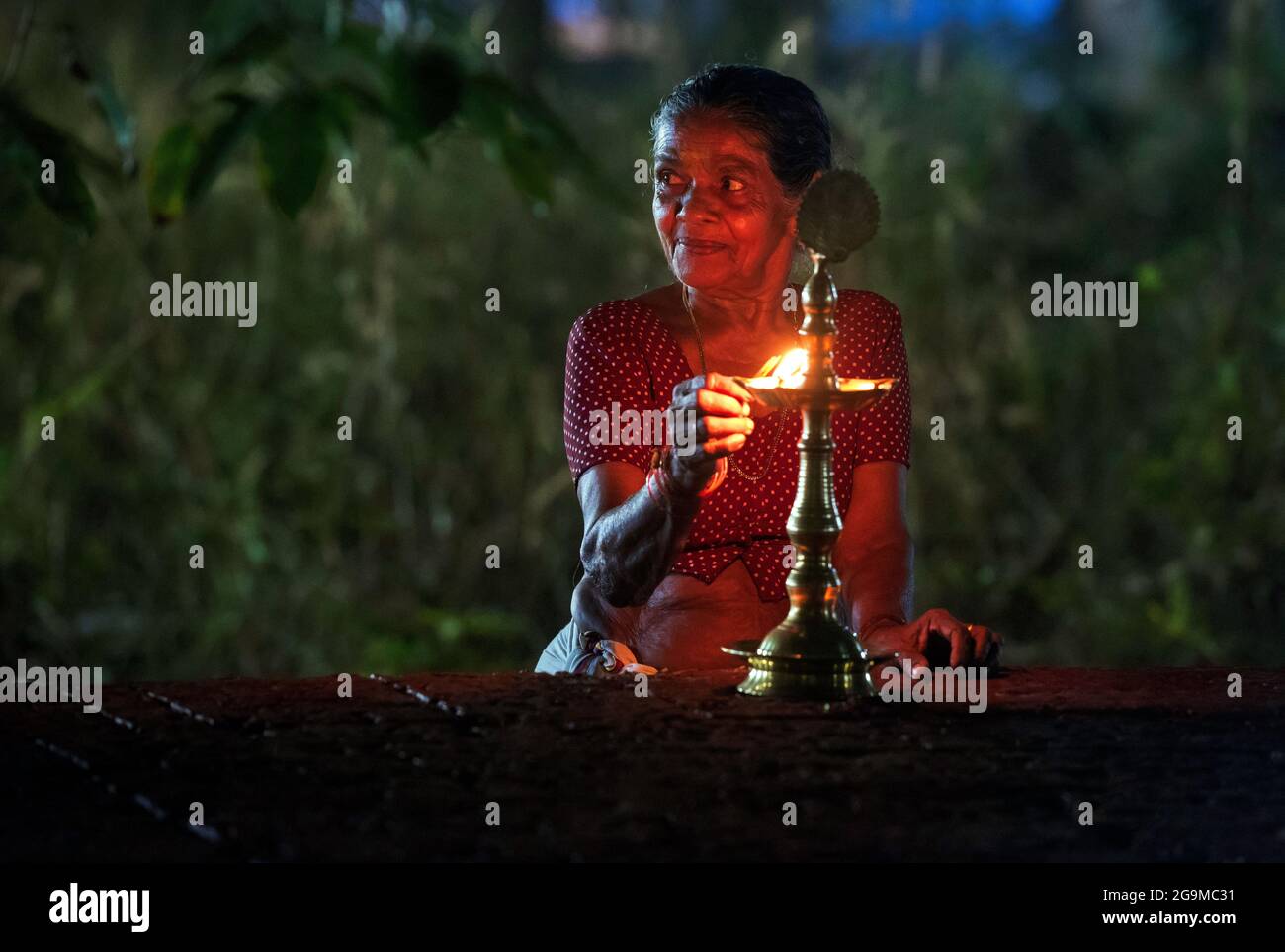 Theyyam (Teyyam, Theyam, Theyyattam) est une forme rituelle populaire de culte de danse au Kerala et au Karnataka, en Inde. Theyyam se composait de plusieurs milliers d'y Banque D'Images