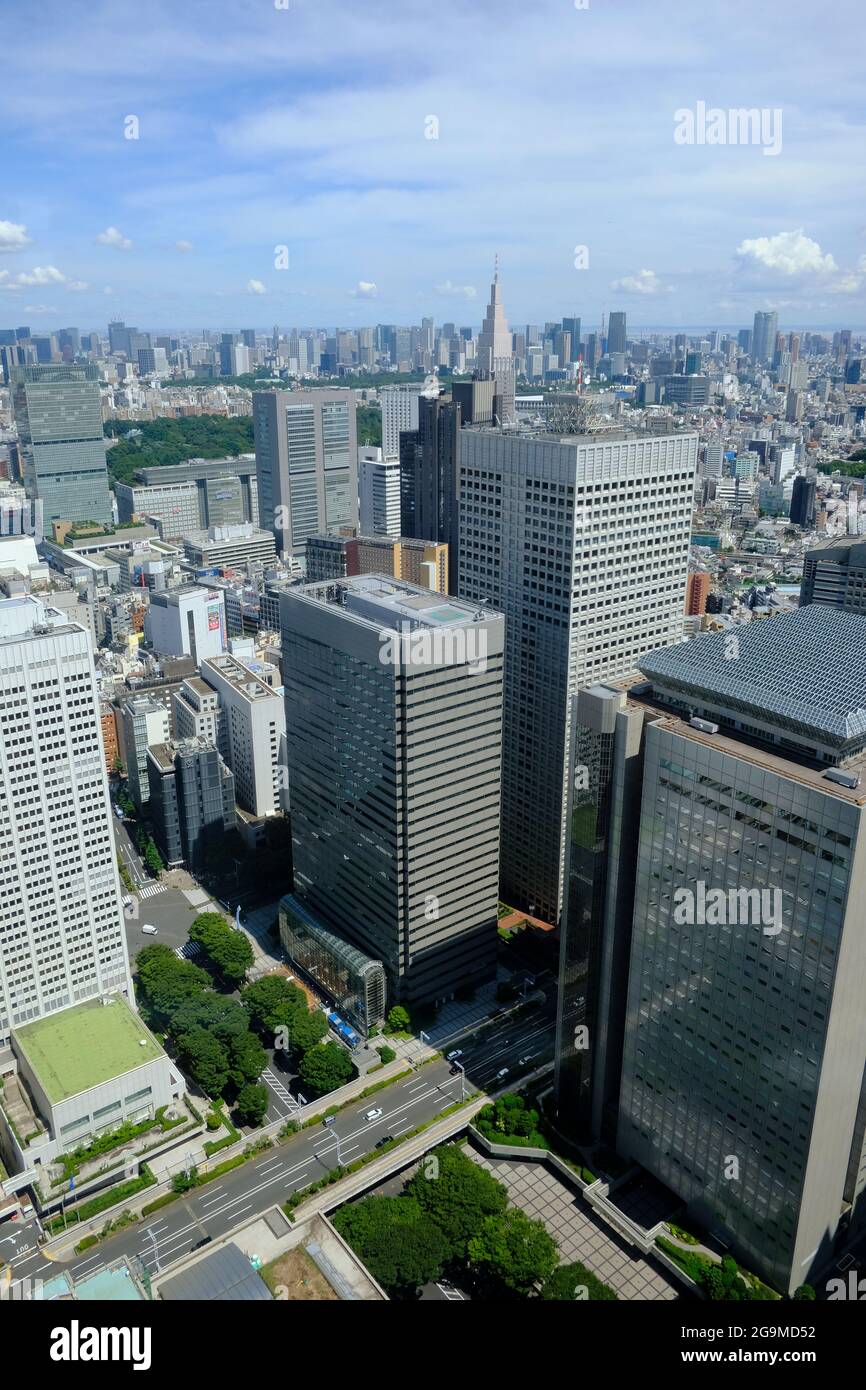 Tokyo, Japon. 16 juillet 2021. Vue sur la tour du parc Shinjuku depuis le bâtiment du gouvernement métropolitain de Tokyo, dans le quartier de Shinjuku, à Tokyo. Crédit : SOPA Images Limited/Alamy Live News Banque D'Images