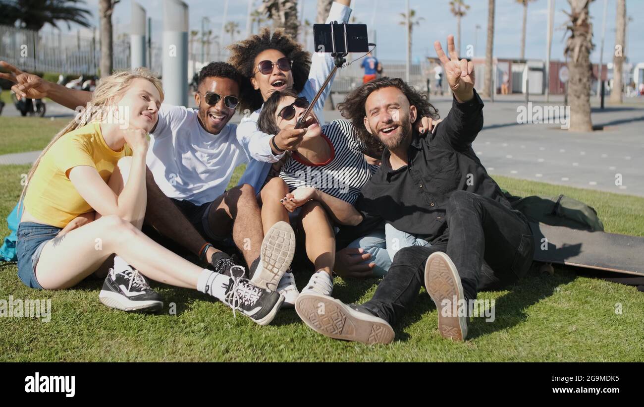 Des amis qui rient prennent le selfie sur la prairie Banque D'Images