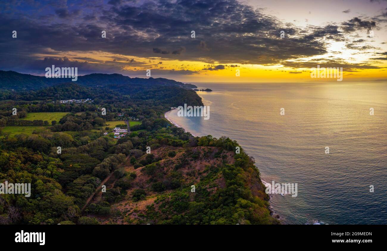 Coucher de soleil au-dessus de la forêt côtière du Costa Rica Banque D'Images