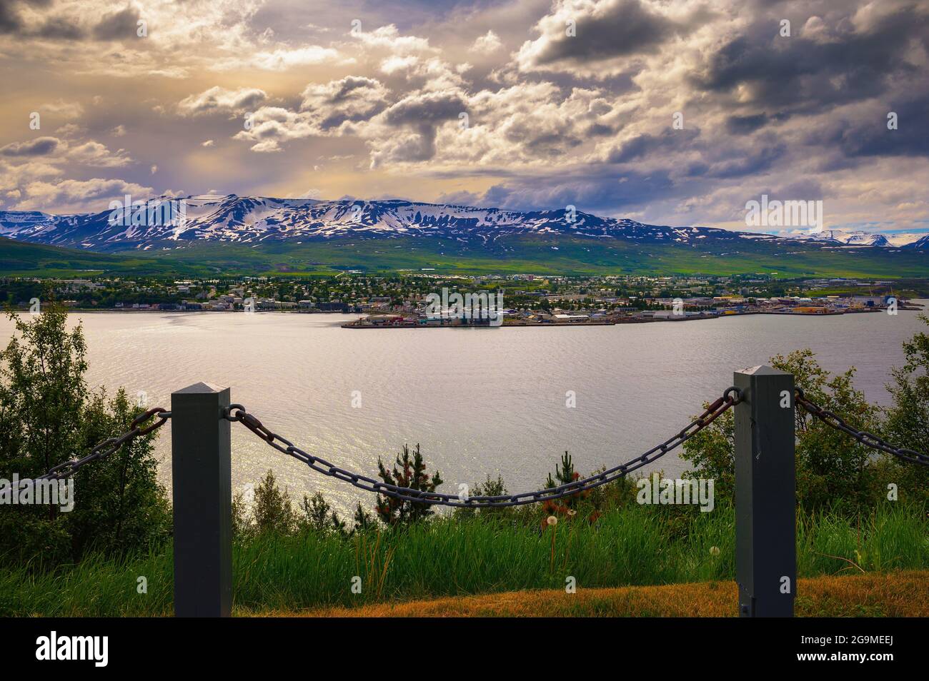 Ville d'Akureyri avec des montagnes enneigées et le fjord Eyjafjordur dans le nord de l'Islande Banque D'Images