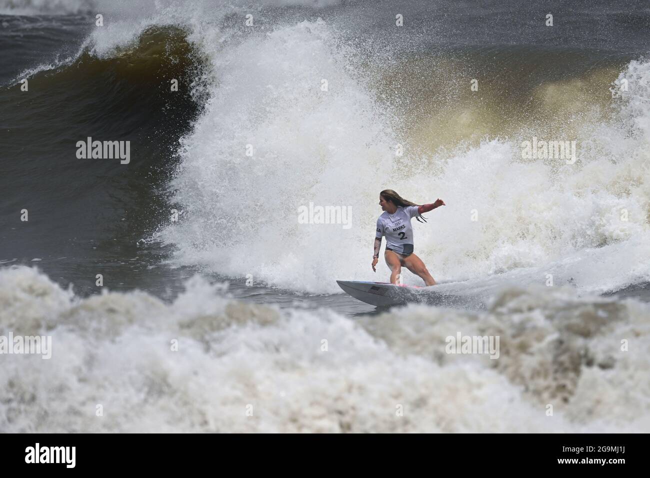 Chiba, Japon. 27 juillet 2021. Carissa Moore, des États-Unis, participe au match de surf féminin à la plage de surf de Tsurigasaki, dans la préfecture de Chiba, au Japon, le 27 juillet 2021. Credit: Du Yu/Xinhua/Alay Live News Banque D'Images