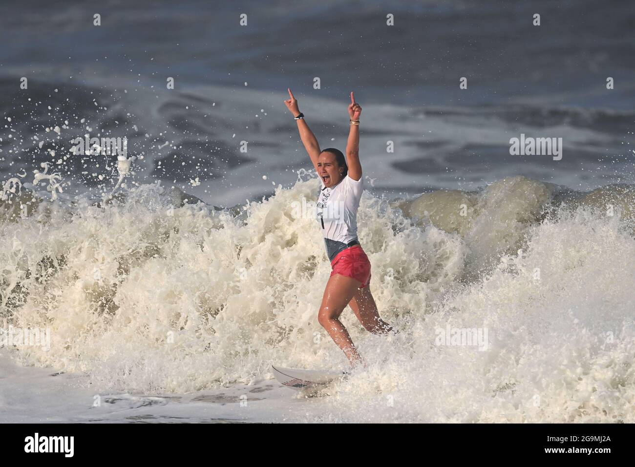 Chiba, Japon. 27 juillet 2021. Carissa Moore, des États-Unis, célèbre après le match de surf féminin à la plage de surf de Tsurigasaki, dans la préfecture de Chiba, au Japon, le 27 juillet 2021. Credit: Du Yu/Xinhua/Alay Live News Banque D'Images