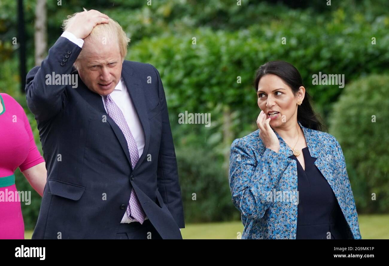 Le Premier ministre Boris Johnson et le secrétaire d'État à l'intérieur, Priti Patel, lors d'une visite au quartier général de la police de Surrey, à Guildford, dans le Surrey, pour coïncider avec la publication du Plan de lutte contre le crime du gouvernement. Date de la photo: Mardi 27 juillet 2021. Banque D'Images