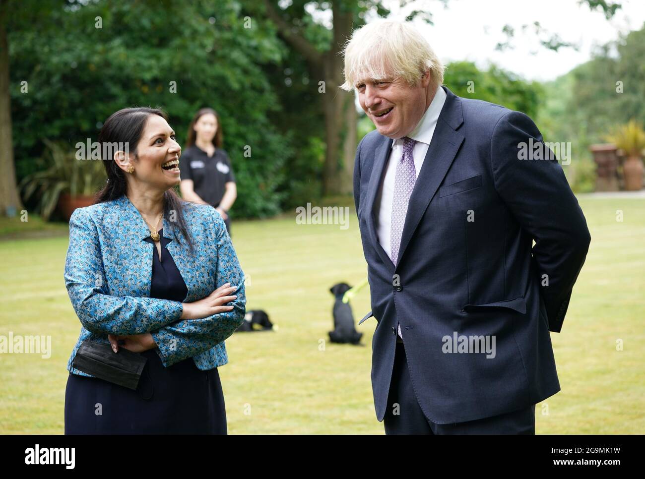 Le Premier ministre Boris Johnson et le secrétaire d'État à l'intérieur, Priti Patel, lors d'une visite au quartier général de la police de Surrey, à Guildford, dans le Surrey, pour coïncider avec la publication du Plan de lutte contre le crime du gouvernement. Date de la photo: Mardi 27 juillet 2021. Banque D'Images