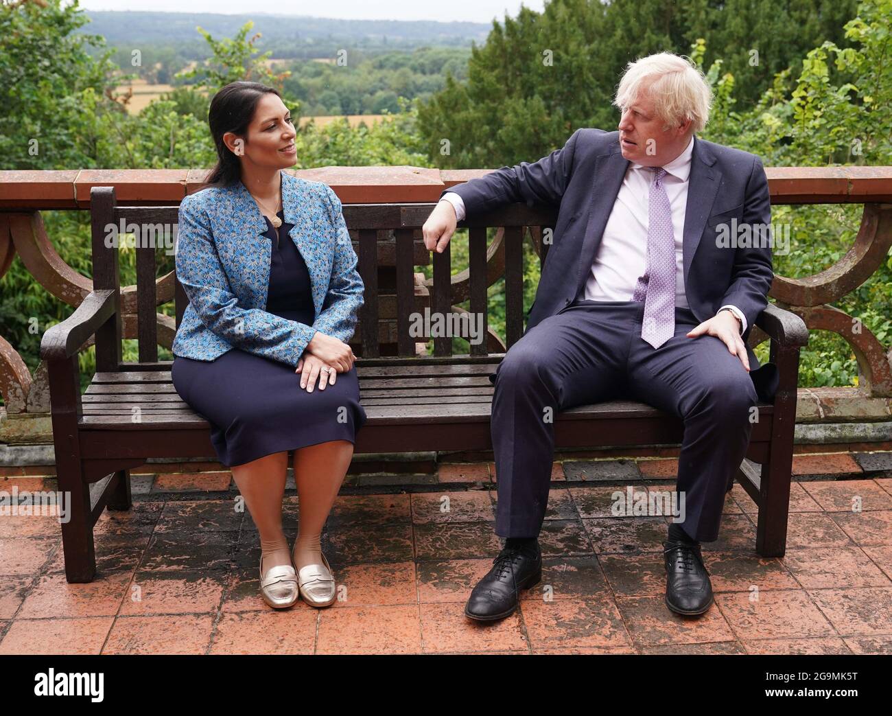 Le Premier ministre Boris Johnson et le secrétaire d'État à l'intérieur, Priti Patel, s'adressera aux cadets lors d'une visite au quartier général de la police de Surrey à Guildford, dans le Surrey, pour coïncider avec la publication du Plan de lutte contre les crimes et les crimes. Date de la photo: Mardi 27 juillet 2021. Banque D'Images