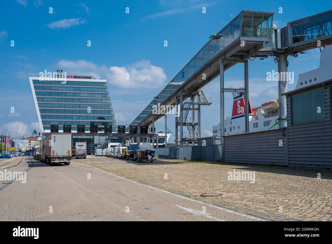 Kiel Hotspot für Kreuzfahrten in die Ostsee LKW auf dem Gelände des Stena Terminals im Kieler Hafen auf eine passage nach Göteborg wartend Banque D'Images