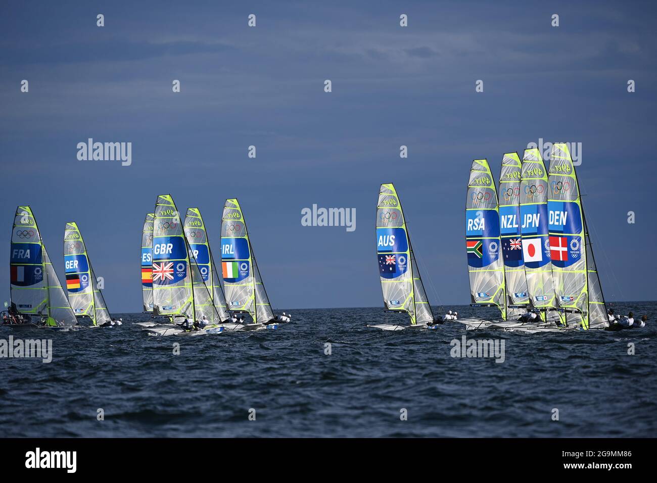 Kanagawa, Japon. 27 juillet 2021. Les marins participent à la course du skiff 49er FX pour hommes de voile aux Jeux Olympiques de Tokyo 2020 à Kanagawa, au Japon, le 27 juillet 2021. Credit: Huang Zongzhi/Xinhua/Alamy Live News Banque D'Images