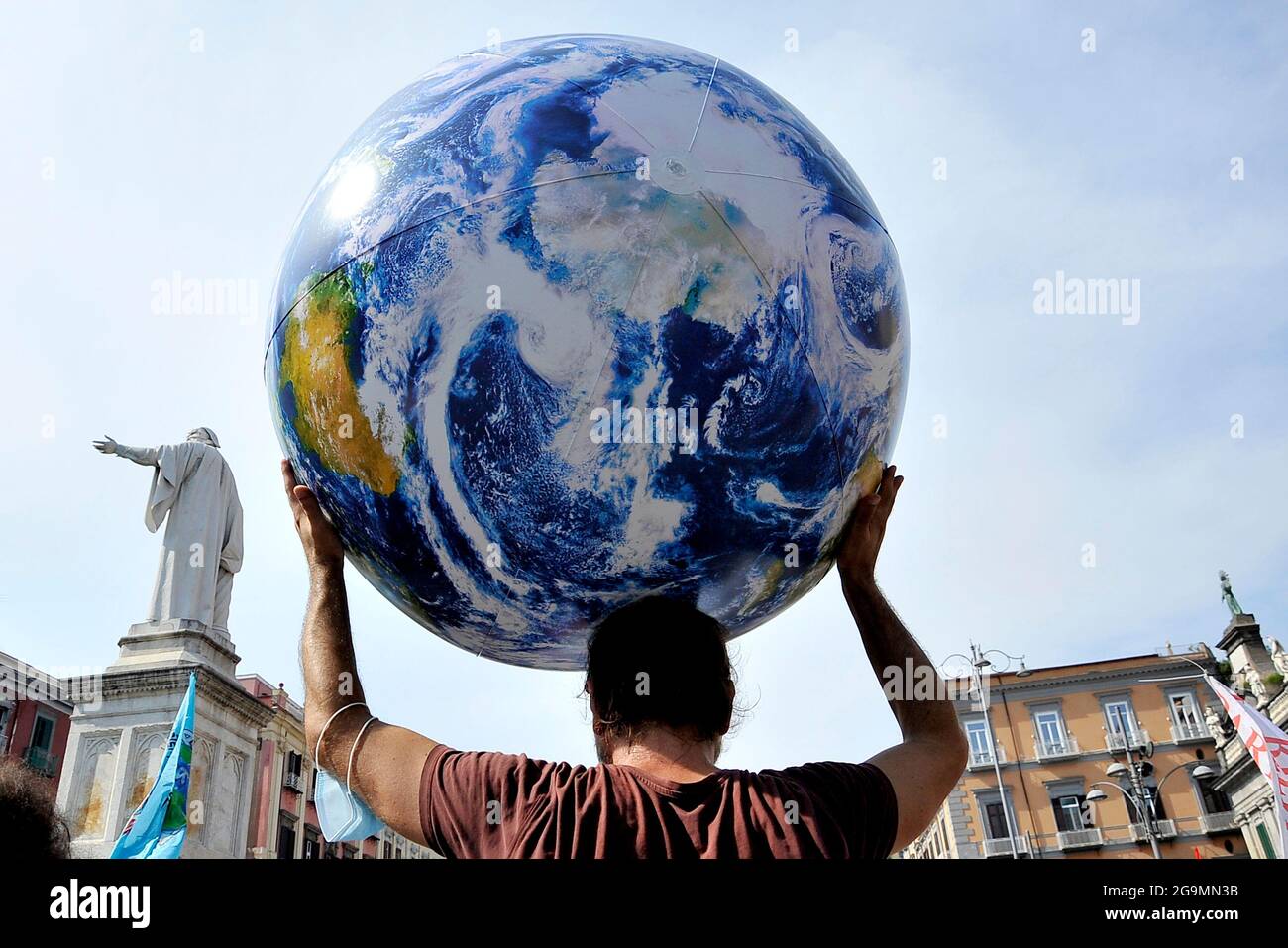 Manifestez avec un ballon représentant la planète Terre, lors de la  manifestation contre l'environnement du G20 qui s'est tenue à Naples le  22/23 juillet Photo Stock - Alamy
