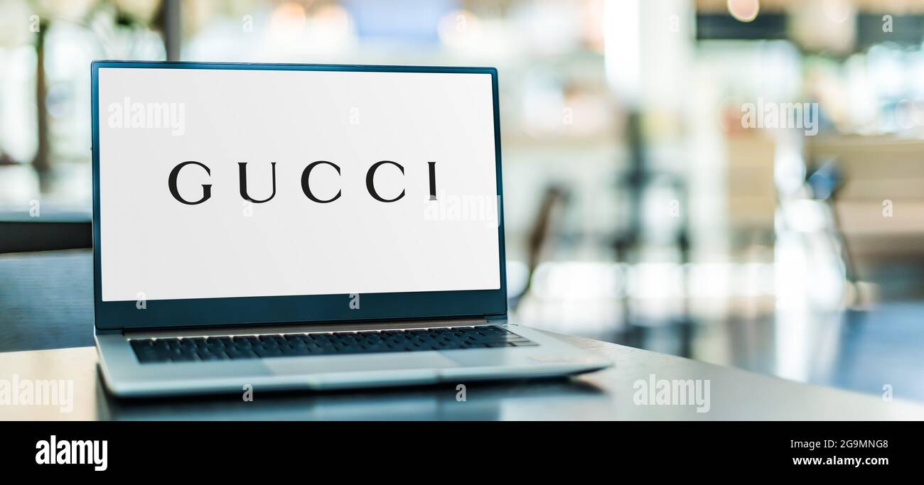 POZNAN, POL - 12 JUIN 2021 : ordinateur portable affichant le logo de Gucci,  une marque italienne de luxe de mode et de maroquinerie Photo Stock - Alamy