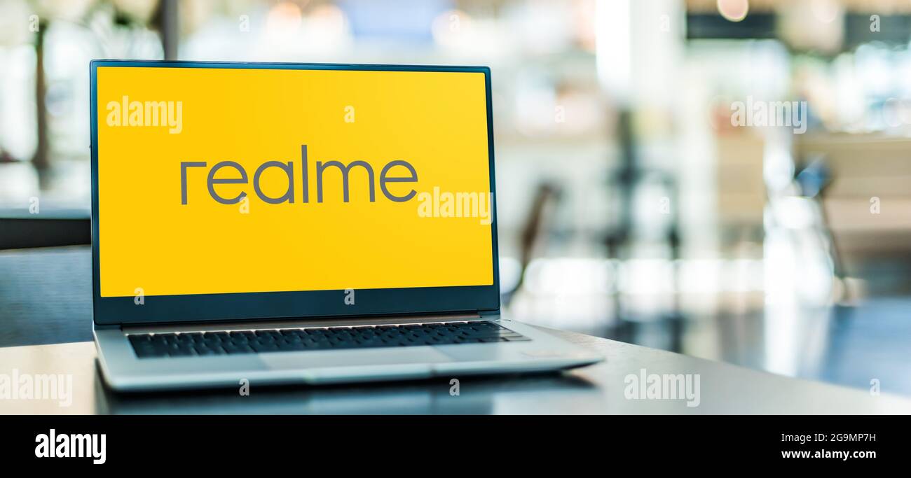 POZNAN, POL - JUL 10, 2021: Ordinateur portable affichant le logo de Realme, un fabricant chinois de smartphones dont le siège est à Shenzhen Banque D'Images
