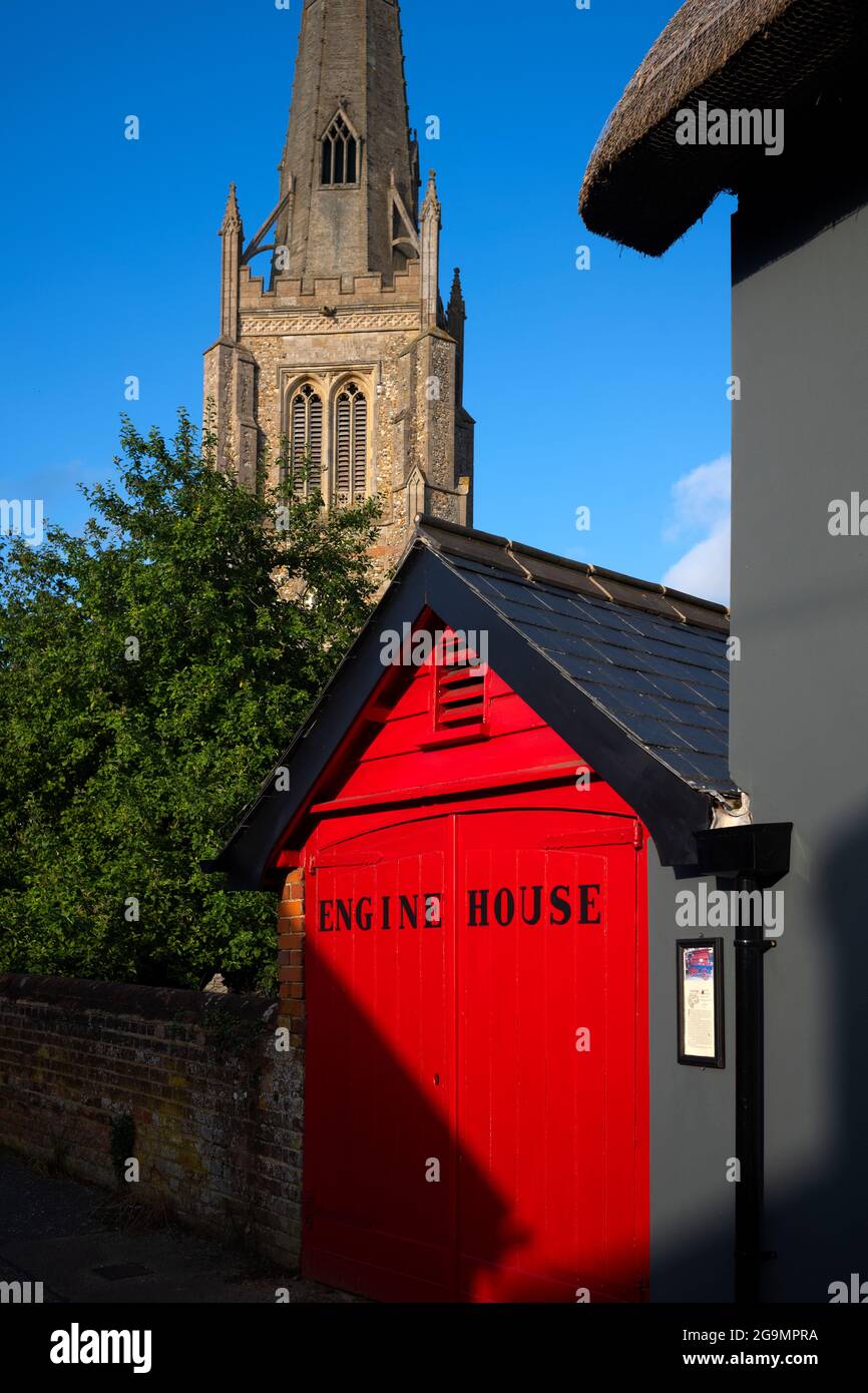 Thaxted Essex England UK Engine House and Church photographié par Brian Harris July 2021 la Engine House, probablement au XXe siècle, abritait un vieux feu en Banque D'Images