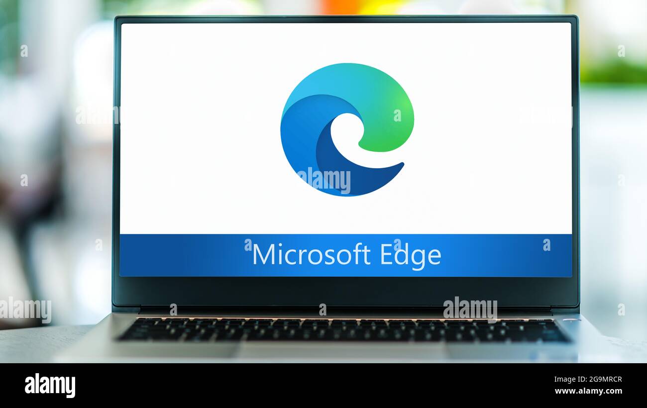 POZNAN, POL - JUL 3, 2021: Ordinateur portable affichant le logo de Microsoft Edge, un navigateur Web développé par Microsoft Banque D'Images